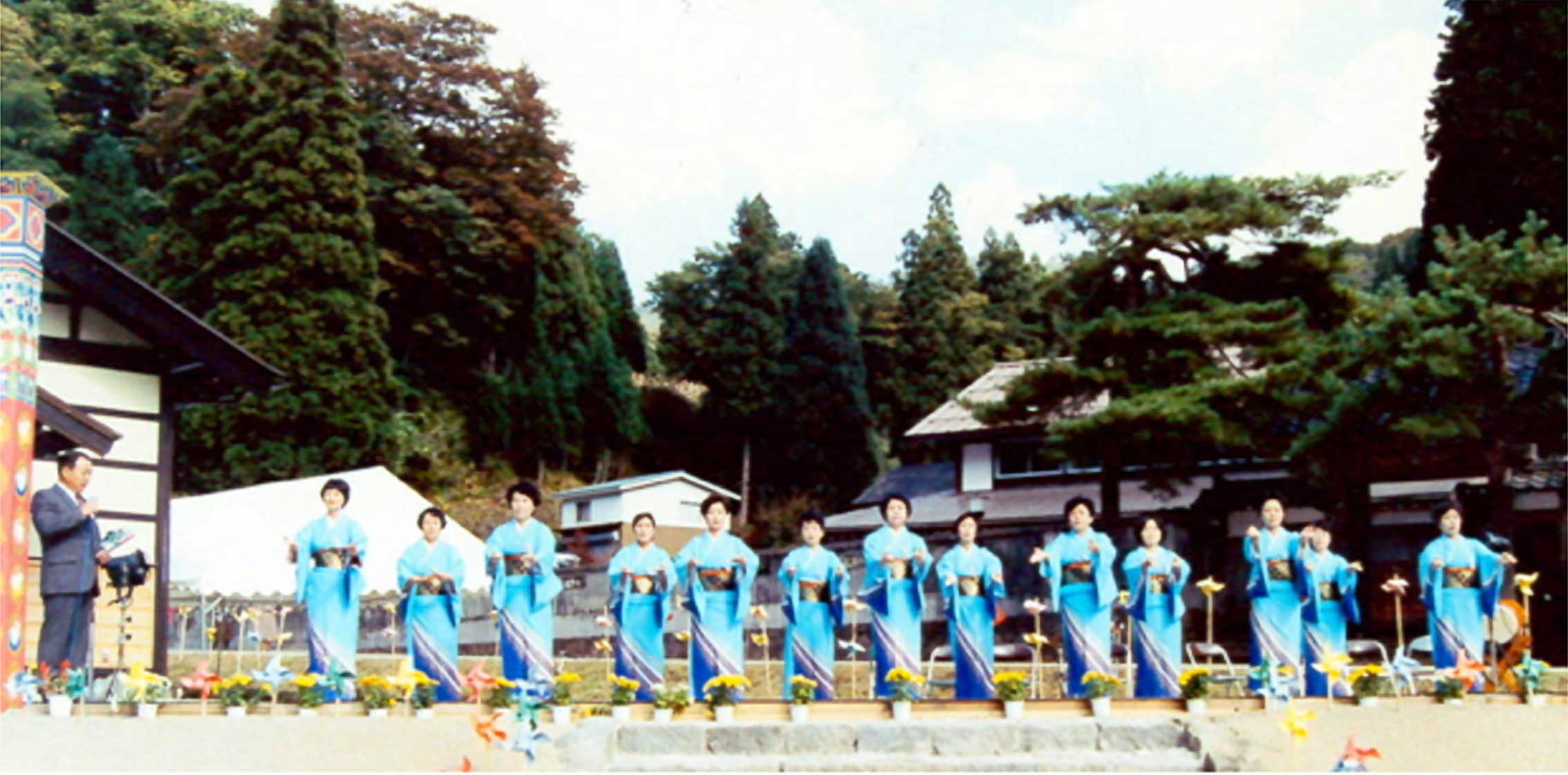 利賀村村政100周年行事に参加した京都利賀享友会メンバーによる演舞